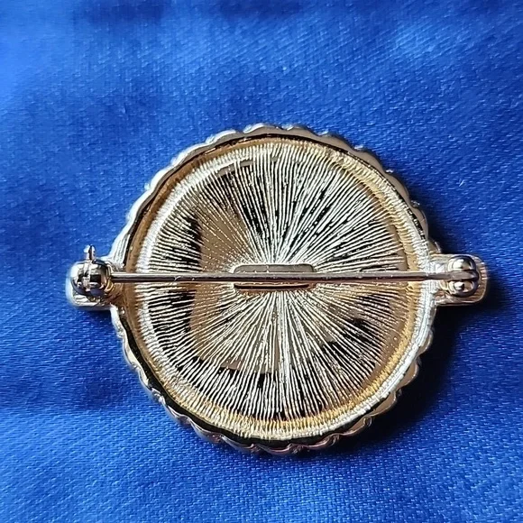 Vintage coin gold tone Monet brooch - Picture 2 of 3